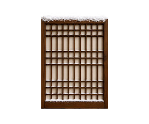 눈 쌓인 한옥 문틀